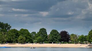 Still ruht (noch) der See: Am Badesee Bensheim beginnt die Saison am 1. Mai. Ebenso im Freibadbereich des Basinusbades.