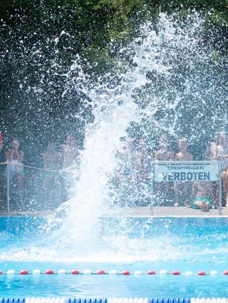 Ab dem 3. Mai kann im Lorscher Waldschwimmbad wieder von den Brettern ins Wasser gesprungen werden.