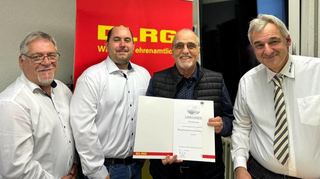 Paul Borusiak (2.v.r.) wurde für 40-jährige DLRG-Mitgliedschaft geehrt. Es gratulierten Kreisverbandsvorsitzender Matthias Denner (l.), Nicholas Krömker (2.v.r.) von der Heppenheimer DLRG sowie Lars Wagenknecht (Vorsitzender Bensheim).
