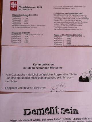 Zum Vortrag gab es Flyer mit Tipps und Infos zu Pflegeleistungen.