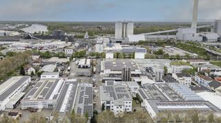 Luftaufnahme des Gehr-Areals in Mannheim-Neckarau. Auf den Dächern der Werkshallen sind die Solarpanels zu sehen, rechts im Hintergrund auch das GKM.