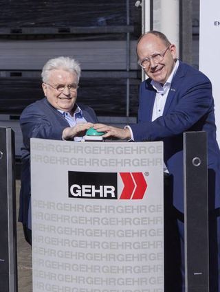 Startschuss für die Photovoltaikanlage: Helmut Gehr (l.) und OB Christian Specht.