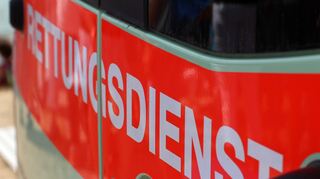 Die Feuerwehr habe die Schwerverletzte aus dem Wagen befreien müssen.