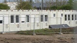 Flüchtlingsunterkunft in der Goethestraße in Biblis: Das Containerdorf liegt an der Bahnlinie.