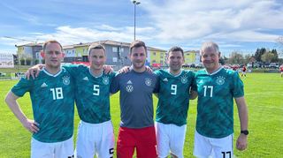 Die in der Mannschaft vertretenen hessischen Bürgermeister nach dem 7:0 gegen die Schweiz letzte Woche beim Testspiel im fränkischen Schnelldorf bei Nürnberg (von links): Leopold Bach (Feldatal), André Stenda (Hohenroda), Torwart Jonas Korell (Ottrau), Tobias Silbereis (Ober-Ramstadt) und Helmut Glanzner als spielender Trainer.
