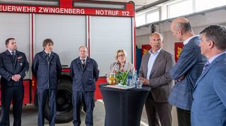 Innenminister Roman Poseck (3.v.r.) übergab den Zuwendungsbescheid an den Magistrat. Unser Bild zeigt (v.l.) Justin Moll (stellvertretender Wehrführer), Stadträtin Ingrid Germann, Stefan Diefenbach (Wehrführer), Karl-Heinz Zecher (stellvertretender Stadtbrandinspektor), Reiner Schellhaas (Stadtbrandinspektor), Landtagsabgeordnete Birgit Heitland, Bürgermeister Holger Habich und Stadtverordnetenvorsteher Andreas Kovar.