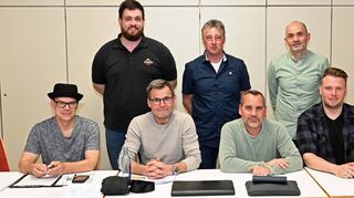 Die Hauptversammlung hat Hans Joachim Teichmann (2.v.l., sitzend) als Vorsitzenden bestätigt. Unser Bild zeigt den Chef des Lorscher Gewerbevereins umrahmt von seinem Stellvertreter Mathias Geffert und Schriftführer Peter Gündling (links, sitzend) sowie einigen der Beisitzer.