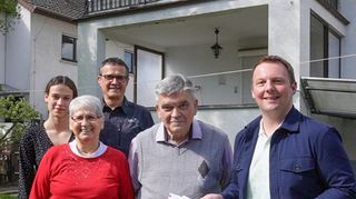 Klaus und Gerda Sonnabend freuten sich unter anderem über Glückwünsche von Alexander Löffelholz, Sohn Jürgen Sonnabend und Enkelin Lena.