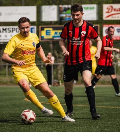 Riedrodes Julien Fechtig (l.) schirmt den Ball vor Dominik Georgi ab.