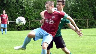 Der Rodauer Maik Müller (links) schirmt das Leder gegen Starkenburgia-Spieler Tristan Röhrig ab.