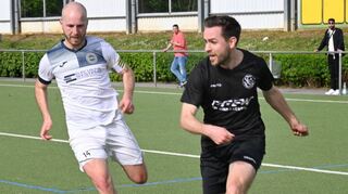 Nullsieben-Spieler Enrico Claus (rechts) sucht im Spiel gegen Hummetroth (li. Danny Klein) einen Abnehmer für seine Flanke.