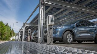 Auf den Dachflächen des Mitarbeiterparkplatzes der GGEW AG an der Dammstraße in Bensheim wurden Solarmodule installiert. An den Ladesäulen kann der erzeugte Strom von den auf Schattenplätzen geparkten E-Fahrzeugen direkt „getankt“ werden, oder wird im benachbarten Basinusbad verbraucht.