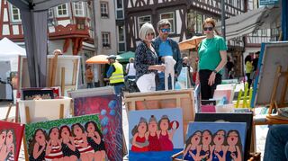 Die 16. Auflage der Kunstmeile in der Bensheimer Innenstadt startet am 5. Mai mit so vielen Ausstellern wie nie zuvor – unser Bild zeigt die lustigen Badenixen von Loes Pommerening aus dem vergangenen Jahr.