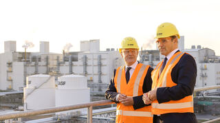 Mit Bundeskanzler Olaf Scholz am BASF-Standort Schwarzheide.