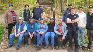 Reichenbach. Bei fast sommerlichem Wetter startete die Reichenbacher Vogelschutzgruppe zu ihrer ersten Vogelstimmenwanderung in diesem Jahr. Vom Treffpunkt Marktplatz startete die recht große Gruppe um 7 Uhr über den Falltorweg Richtung Elmshausen. Nach Überquerung der Nibelungenstraße wurde die Tour über den Heckenwiesenweg zum Borstein fortgesetzt. Dem Vogellehrpfad der Vogelschützer folgend wurde der Teich im Hainzenwald erreicht. Ziel war das Vogelschutzlehrgehölz des Vereins, wo die Wanderung ihren Abschluss fand.
Wie der ehemalige Vorsitzende Walter Gehbauer berichtet, habe man zahlreiche heimische Vogel gehört und gesichtet, unter anderen Rotkehlchen, Zilpzalp, Buchfink, Amsel, Mönchsgrasmücke, Meißen und Grünspecht.
koe/Bild: Gehbauer