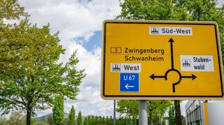 Ein Schild weist auf verschiedene Gewerbegebiete in Bensheim hin. Die Wirtschaftsförderung Bergstraße würde gerne wissen, wie zufrieden Unternehmen mit dem Wirtschaftsstandort Bergstraße sind.