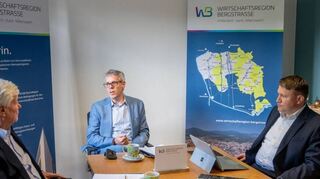 Über die Eckpunkte der Unternehmensbefragung informierten Landrat Christian Engelhardt (Aufsichtsratsaufsitzende der WFB, M.), Jürgen Gromer (Beiratsvorsitzender und Aufsichtsrat der WFB, l.), sowie WFB-Geschäftsführer Matthias Zürker.