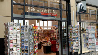 In rund 60 Bahnhöfen und Flughäfen ist die Heidelberger Gruppe Schmitt &amp; Hahn mit Filialen vertreten – hier eine der beiden Buchhandlungen im Mannheimer Hauptbahnhof.