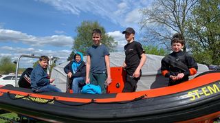 Johannes Gröner (Mitte) mit seinen Kollegen bei der Regatta am Steinhuder Meer.