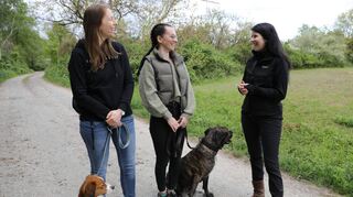 Wenn Hundebegegnungen nicht zum Spießrutenlauf werden, sind Mensch und Hund wesentlich entspannter. Hundetrainerin Hanna David (rechts) ist es wichtig, dort zu trainieren, wo es zu Stress kommen kann: zuhause, in der Stadt oder bei der Gassirunde.