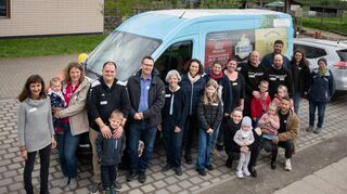Freude herrschte bei den Sonnenkindern bei der offiziellen Übergabe des Vereinsbusses auf dem Begegnungshof.