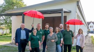 bbe, Bensheim, Sparkassenstiftung spendet 3000 Euro für Dachsanierung beim BKG Vereinsheim in der Schützenstraße, Dieter Becher (links) und Andrea Jäger halten symbolisch den Schirm über die BKG, der BKG Vorsitzender Michael Zehnbauer (2.v.rechts) und seine Mitstreier bei der Spendenübergabe ,Bürgermsieterin Christine Klein ist Vorsitzende der Jubiläumsstiftung,  ,, Bild: Thomas Neu