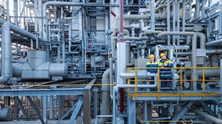 Die BASF-Mitarbeiter Bianca Sowa und Jonas Grill bei einem Kontrollgang in der Demonstrationsanlage im BASF-Stammwerk Ludwigshafen.