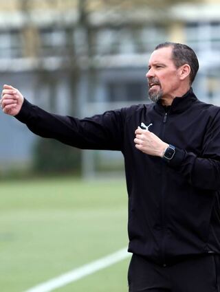 bsp - Fussball - FC Alsbach vs FC 07 Bensheim - 17.03.24 - Alsbach v. l. Peter Brandenburger/ Trainer FC 07 Bensheim Aktion, Einzelbild - Foto: Jürgen Pfliegensdörfer © (Jürgen Pfliegensdörfer), Neckarstra§e 24, D-64665 Alsbach, Telefon +49 (171) 5397931; www.sportsword.de; Bankverbindung: Bezirkssparkasse Bensheim, BLZ 50950068, Kto.: 1657733; Finanzamt Darmstadt, Steuernummer 00785632501, 7 % USt Veröffentlichung nur mit Urheberangabe (€13 UehG) gegen Honorar (+7% MwSt.) und Belegexemplar gestattet.