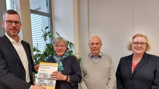 Verabschiedung des langjährigen Ortsgerichtsvorstehers Heinz Pfeifer in Gronau: Unser Bild zeigt (v.li.) Ortsvorsteher Stefan Hebenstreit, Ortsgerichtsvorsteherin Ruth Böhm, Heinz Pfeifer und Erste Stadträtin Nicole Rauber-Jung.