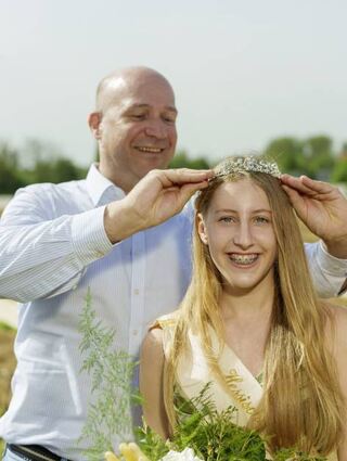 Ingmar Jung (CDU), Landwirtschafts-minister von Hessen, krönt Spargel- königin Lena I.