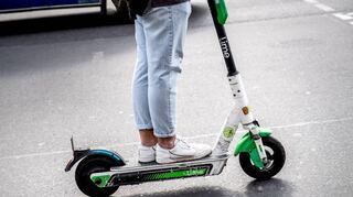 Mit E-Scootern kommt man schnell von A nach B. Wenn die Fahrt nicht wegen eines Regelverstoßes unterbrochen wird.