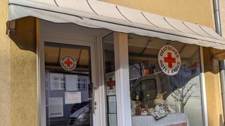 Das kleine Ladengeschäft, früher ein Friseur und ein Imbiss, ist seit Jahren das Zuhause der DRK-Kleiderkammer.