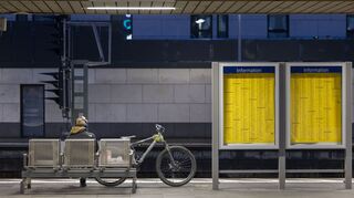 Mit dem Fahrrad auf dem Bahnsteig.