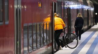Manchmal beschwerlich: Die Reise mit dem Fahrrad in der Bahn.