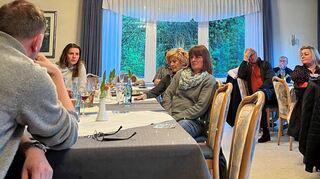 Bei einem Bürgergespräch stellte sich der CDU-Kandidat für die Bürgermeisterwahl in Lindenfels, Rico Schrot, in Winkel vor.