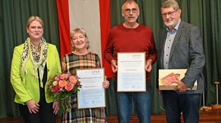 Dagmar Gierschner (2.v.l.) und Klaus Fieberling (2.v.r.) wurden von Klaus Schwab (r.) und Eva Grabowski für ihre jahrzehntelange Arbeit als Schiedsrichter geehrt.