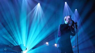 Ist dem Publikum deutlich zugewandter als sein Bruder William (deswegen auch nicht im Bild): The-Jesus-and-Mary-Chain-Sänger Jim Reid in Heidelberg.