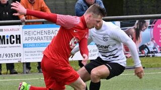 Die Auerbacher setzten sich im Lokalderby durch; wie hier Nico Jäger (links) gegen den FC-07-Spieler Anton Weber.