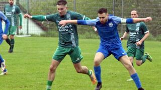 Kein „Synchron-Springen“, sondern Zweikampf um den Ball zwischen Hannes Hodzic (Gronau/links) und Niklas Rettig (Elmshausen/rechts).