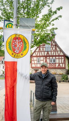 Ortsbeiratsmitglied Volker Rettig mit der Zeller Fahne. Sie wird für die Kerb neu aufgelegt und kann noch bis Ende April bestellt werden.