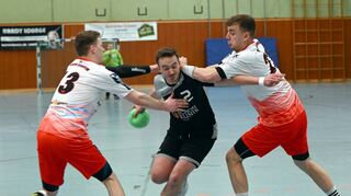 MSG-Spieler Christopher Schierk (Mitte) versucht, sich zwischen den TV Groß-Rohrheimern Niklas Fries (links) und Tom Friedrich hindurch einen Weg zum Torabschluss zu bahnen. Bild: Jürgen Strieder