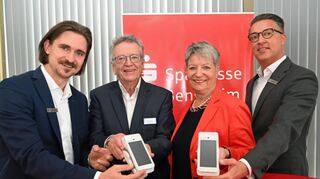 Die Sparkasse Bensheim stellte jetzt die mobilen Bezahlterminals für die Winzerfest-Akteure vor. Unser Bild zeigt (v.li.) Sparkassen-Vorstandsmitglied Sebastian Roesel, Gerd Kabot (REA Card), Bensheims Bürgermeisterin Christine Klein und Vorstandsvorsitzenden Johannes Erich Schulz.