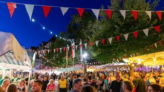 Besuchermagnet Winzerfest: In Zukunft könnten das Bezahlen des Schoppens flott mit Karte, Handy oder Smartwatch erledigt werden. Sparkasse und Verkehrsverein stellten mobile Bezahlterminals für die Standbetreiber vor.
