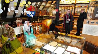 Die Historikerin Berenike Neumeister und Geschichtsvereinvorsitzende Ingrid Krimmelbein (stehend von links) führten ein in die Sonderausstellung „750 Jahre Zwingenberg – Von der gräflichen Marktstadt zur Cittaslow“ im Museum.