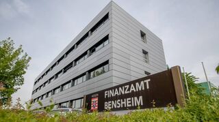 Persönlich beim Finanzamt in Bensheim vorbeischauen müssen immer weniger Bürger. Die meisten Fragen lassen sich telefonisch oder digital klären.