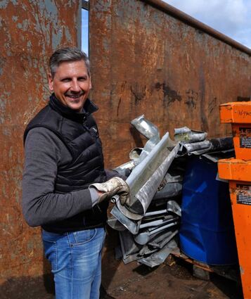 Thomas Koch wiegt und sortiert das Material sortenrein. Der Kunde bekommt dafür Geld. Wer ein altes Fahrrad bringt, wird auch nicht abgewiesen.