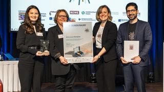 Erste Stadträtin Karin Rettig (2.v.l.) nahm den Preis in Vertretung von Bürgermeister Holger Habich in der Stadthalle Schlüchtern entgegen. Die Preisverleihung nahm Wirtschaftsminister Kaweh Mansoori (rechts) vor.