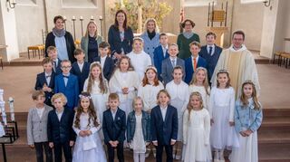 bbe, Kommunion st. georg Bensheim, mit Pfarrer Christian Stamm und Katechetinnen, und Gemeindereferentin Sabine Eberlein (links), ,, Bild: Thomas Neu