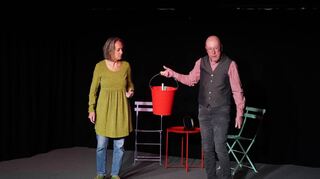 Das Darmstädter Kabarett-Duos Kabbaratz – Evelyn Wendler und Peter Hoffmann – spielte im Bensheimer Parktheater virtuos mit Glaubensfragen und anderen Eventualitäten.