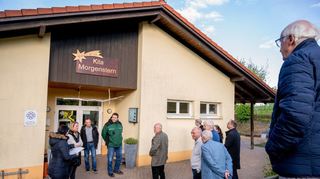 Sladjana Stepanovic (links) von der Bauverwaltung führte die Mitglieder des Finanzausschusses über das Kita-Gelände, um ihnen die defekten Fenster und andere Mängel zu zeigen.